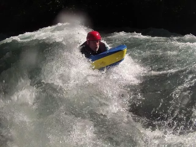 vagues et rapides s'enchaînent en hydrospeed