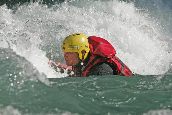 Surfez les vagues en hydrospeed